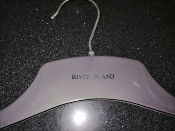 River Island wieszaki