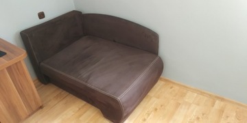 Rozkładana mała sofa. Kolor brąz.