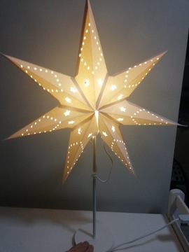 Lampka z papierową nakładką w kształcie gwiazdy
