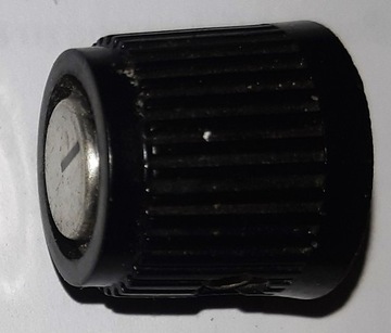 Gałka potencjometru czarno-srebrna na oś 6mm