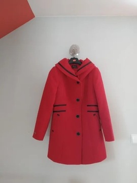 Czerwony wełniany płaszcz