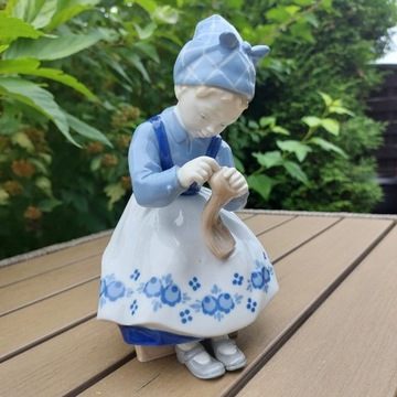 Porcelanowa figurka GDR S cerująca dziewczynka 