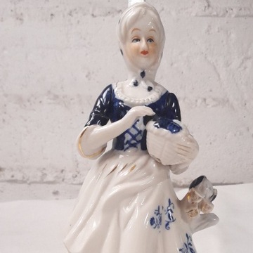 Porcelanowa figurka kobiety z owcą, bardzo duża