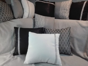 Biała poduszka dekoracyjna, połysk, srebro