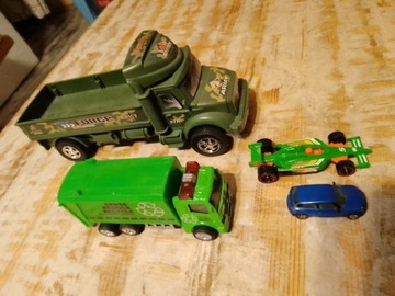 Samochody zabawki plastikowe.