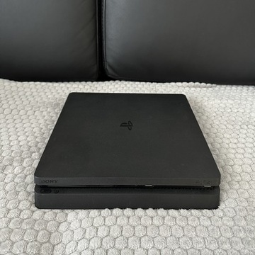 Konsola PS4 CUH-2016A + kabel i FIFA 20