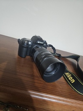 Lustrzanka analogowa Nikon F80 z obiektywem Sigma