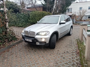 samochód BMW x5. Model E 70 