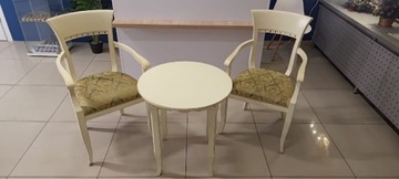 Stylowy stolik z dwoma krzesłami.