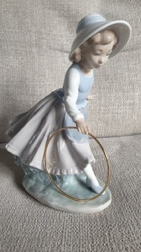 NAO Lladro Dziewczynka z obręczą 20cm