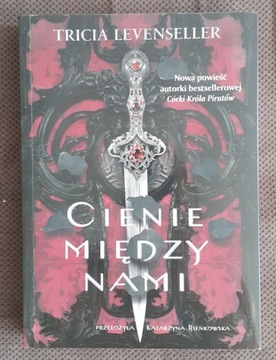 Cienie między nami - Tricia Levenseller