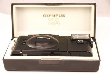 Olympus XA2 z lampą błyskową i pudełkiem