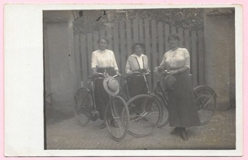 Kobiety z rowerami - stara fotopocztówka ...