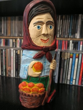 Baba z koszykiem jabłek rzeźba ludowa 