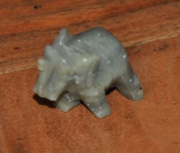 Mały słonik z kamienia z podniesioną trąbą