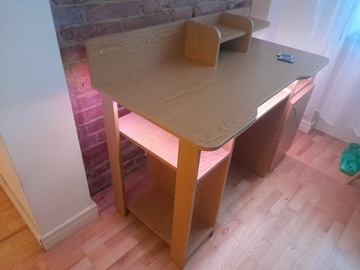 Podświetlane biurko z czujnikiem ruchu