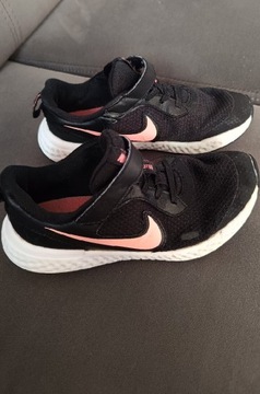 Buty sportowe czarne Nike 35