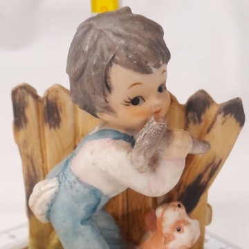 Porcelanowa figurka chłopiec z psem, ideał 