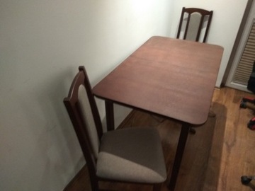 Stół i dwa krzesła