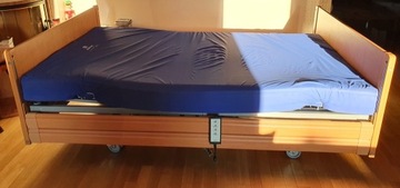 Łóżko rehabilitacyjne z materacem przeciwodleżynow