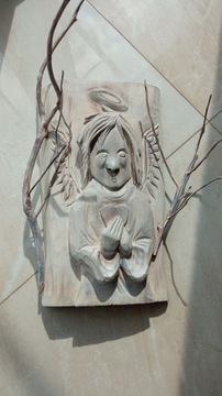 Płaskorzeźba Anioła wśród gałęzi