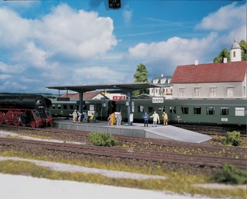 PIKO 61821 - peron Burgstein / Zamkowa Góra 