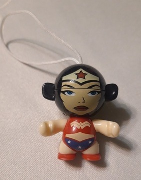 Figurka Kinder Wonder Woman zawieszka