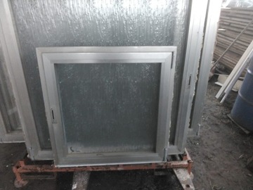 Okno aluminiowe 81x82,5
