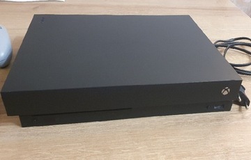 Xbox One X - używana konsola, stan bdb, 2 pady