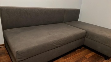 Sofa dwuosobowa rozkładana.