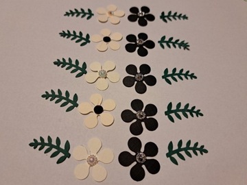 Kwiaty czarne i kremowe z listkami Handmade