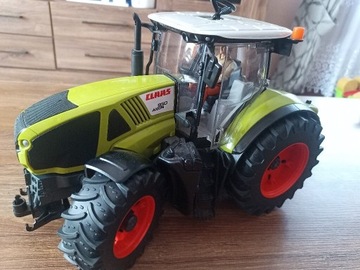 Traktor BRUDER CLAAS 950 AXION Z ludzikiem 