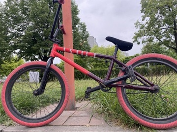 rower BMX czerwono-bordowy