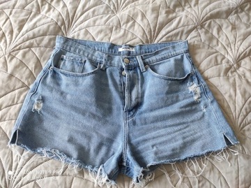 Jeansowe krótkie spodenki z przetarciami 