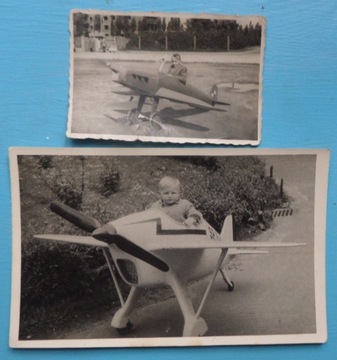 2 x zdjęcia dziecka w samolocie zabawce.Zestaw