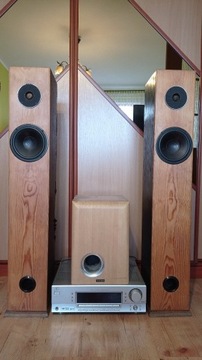 Głośniki 2x100W, wzmacniacz JVC 200W, subwoofer.