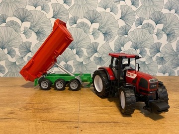 Duży traktor z przyczepą
