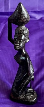 Figurka z Afryki kobiety ręcznie wykonane z drewna