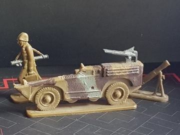 Figurki żołnierzyki PRL BRDM 2P27 Trzmiel