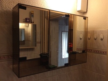 Dwie pojemne szafki łazienkowe z lustrem