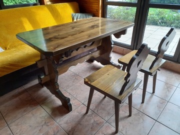 Stół, ława, krzesła i komoda w stylu góralskim