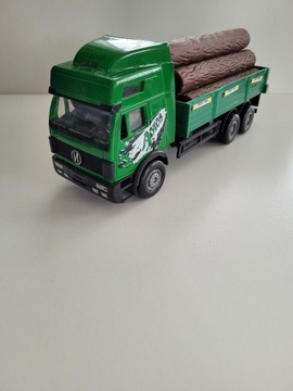 Ciężarówka Z Kłodami Drewna