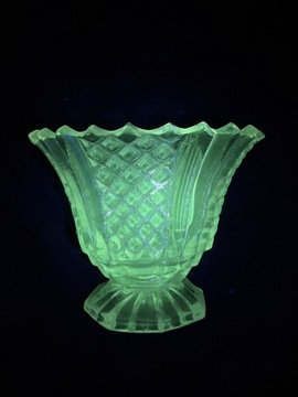 wazon szklo nie-uranowe stare z duzymi wadami