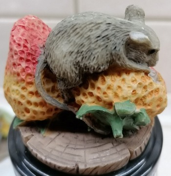 Figurka Mysz jedząca truskawki 