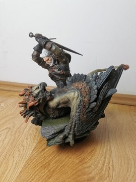 Geralt Wiedźmin z Gryfem figurka kolekcjonerska