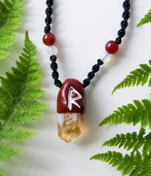 Amulet z runą Raido z kamieni naturalnych