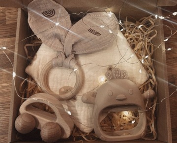 Baby box zestaw prezentowy gryzak autko