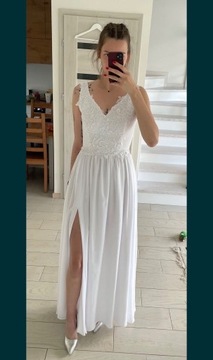 Suknia ślubna ze zdobionym gorsetem