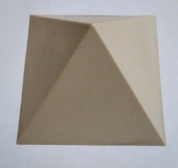 Piramida makieta