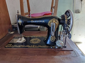 Maszyna do szycia Olympia Central Bobbin w szafie 